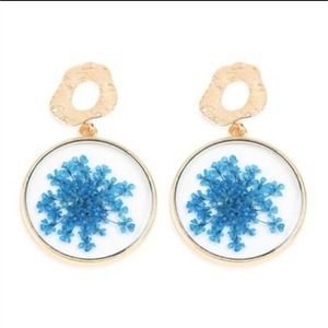Riah blue dried flower resin earrings blue gold